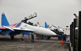 Tiêm kích Su-30SM dũng mãnh hạ cánh tại sân bay Nội Bài