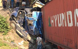 Xe container nổ lốp lao xuống vực, tài xế và phụ xe may mắn thoát chết