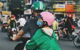 Khoảnh khắc trên phố Hà Nội khiến bao trái tim nghẹn ngào