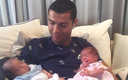 Lần đầu tiên, cặp đôi song sinh của Cris Ronaldo xuất hiện trên trang cá nhân của bố