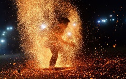 7 ngày qua ảnh: Màn múa lửa độc đáo của vũ công Việt Nam