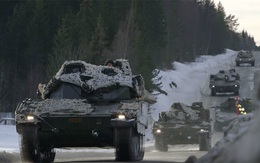24h qua ảnh: Xe tăng NATO ồ ạt áp sát biên giới Nga