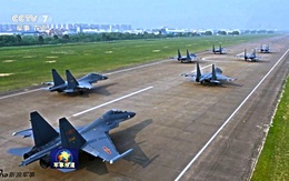 [ẢNH] "Song kiếm" Su-30MKK và J-10 của Trung Quốc huấn luyện tác chiến