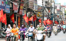 Hình ảnh: Quốc kỳ rực đỏ mọi ngả đường Hà Nội trong Ngày Chiến Thắng