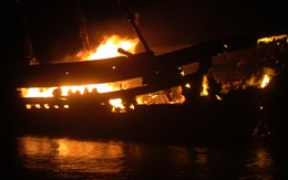 Tàu cá bốc cháy ngùn ngụt giữa đêm mưa lớn, dân mất trắng 7 tỉ đồng