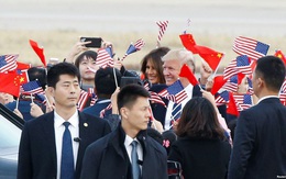 24h qua ảnh: Đặc vụ Trung Quốc bảo vệ TT Trump và phu nhân trong chuyến thăm Bắc Kinh