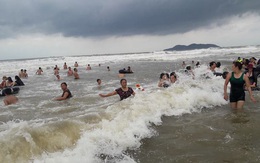 [Ảnh] Mặc bão vào, hàng trăm du khách "liều mình" tắm biển rồi bỏ chạy khi có sóng lớn
