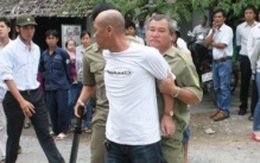 Dân phòng dùng dùi cui đánh 2 thanh niên bị còng tay