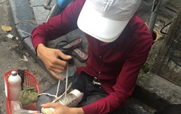 Người đánh giày chết lặng trước chiêu trò của vị đại gia phố cổ