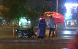 Đêm Sài Gòn mưa lớn và câu chuyện về người đàn ông đi SH khiến bao trái tim thổn thức