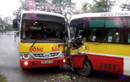 2 xe buýt cùng hãng đối đầu nhau kinh hoàng, tài xế mắc kẹt trong cabin