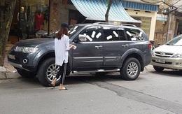 Cô gái Hà Nội dán đầy BVS lên xe ô tô đỗ chắn lối cửa nhà