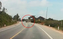 Pha thoát nạn thần kỳ của tài xế ô tô sau pha lật xe như trong phim hành động ở Hà Tĩnh