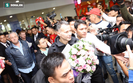 Ryan Giggs và Paul Scholes đặt chân xuống Hà Nội, tươi cười chào fan Việt