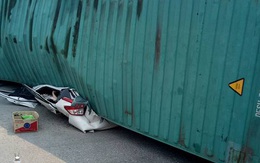 Nam Định: Xe container đè bẹp ô tô Toyota Yaris, ít nhất 2 người tử vong
