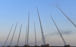 24h qua ảnh: TQ diễn tập phóng hàng loạt tên lửa cùng lúc