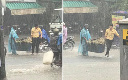 Hành động của chàng thanh niên giữa trời mưa lớn hoá thành "tâm bão"