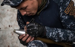 24h qua ảnh: Cảnh sát Iraq viết chữ lên đạn cối dùng để tấn công IS