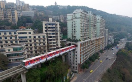 24h qua ảnh: Đường tàu điện chạy xuyên qua tòa chung cư 19 tầng
