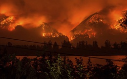 24h qua ảnh: Cháy rừng đỏ rực như ngày tận thế ở Mỹ