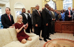 7 ngày qua ảnh: Nữ cố vấn của Trump đi giày cao gót lên ghế ở Phòng bầu dục
