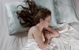 Đừng để tóc ướt khi đi ngủ nếu bạn không muốn dành 1/3 cuộc đời ngủ với vi khuẩn