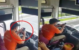 Tài xế xe khách vô tư lướt điện thoại khi đang chạy trên đường cao tốc