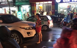 Xôn xao clip vợ bế con chặn trước đầu ô tô, bắt gặp chồng ngoại tình giữa phố Hà Nội