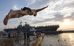Được nghỉ, lính Mỹ tung tăng bơi lội cạnh tàu chiến