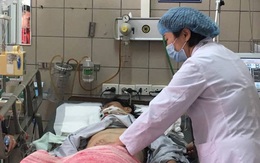 Tường thuật từ bệnh viện Bạch Mai: Tình trạng ngộ độc rượu rất nghiêm trọng