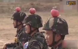 Xem lính Trung Quốc tập bắn táo trên đầu đồng đội