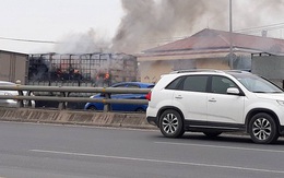 Xe tải chở nhiều xe máy bốc cháy dữ dội trên cầu Đông Trù