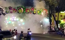 Cháy dàn đèn hoa trang trí Tết giữa trung tâm Sài Gòn