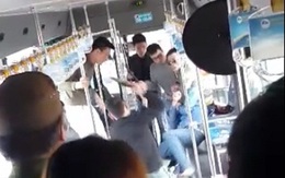 Clip: Manh mối nhóm thanh niên "hổ báo" cầm gậy đánh người ngay trên xe buýt ở Hà Nội