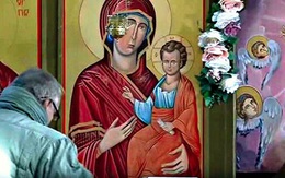 Bức họa Mẹ đồng trinh đột nhiên "rơi lệ": Lời tiên tri ngầm cho năm 2017 giông bão?