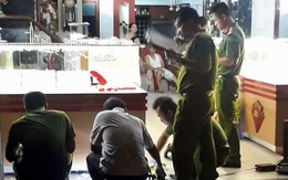 Đà Nẵng: Nhóm thanh niên táo tợn xông vào tiệm vàng, đập tủ kính, cướp vàng