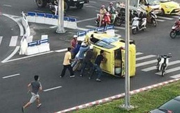 Hàng chục người nâng xe taxi gặp nạn, tài xế may mắn thoát chết