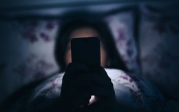Thừa biết điện thoại làm hỏng giấc ngủ, tại sao chúng ta vẫn lướt mạng hàng đêm?