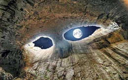 Bí ẩn "đôi mắt thần" kỳ lạ xuất hiện ở hang động Bulgaria