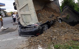 Xe tải đè nát xe con ở Nam Định, một người tử vong