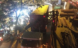 Hà Nội: Xe container húc đổ cổng hạn chế chiều cao, giao thông tê liệt