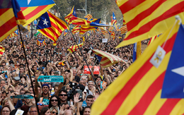 Ảnh: Catalan tuyên bố độc lập, hàng vạn người dân đổ ra đường ăn mừng