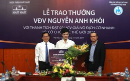 Dược phẩm Nhất Nhất tặng thưởng cho kỳ thủ Nguyễn Anh Khôi