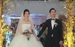 Chú rể Thành Trung phải ký "hợp đồng hôn nhân" ngay tại đám cưới