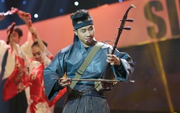 Nguyên Khang mặc kimono, chơi nhạc cụ dân tộc