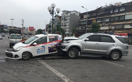 Hà Nội: Xe ô tô Fortuner tông hàng loạt phương tiện, 3 người bị thương