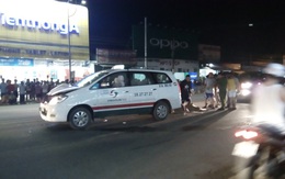 Taxi kéo lê xe đạp điện và người hơn 30m, nữ công nhân chết thảm