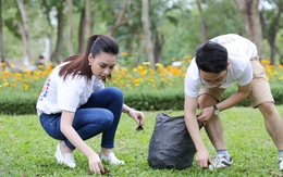 Hoa hậu Biển Phạm Thùy Trang dọn rác trong công viên