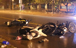 Ô tô điên tông 6 xe máy trong đêm, 9 người văng xuống đường