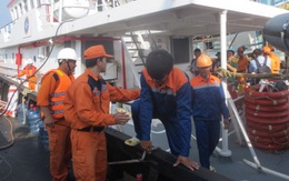 Cứu 10 thuyền viên tàu cá Bình Thuận gặp nạn trên biển